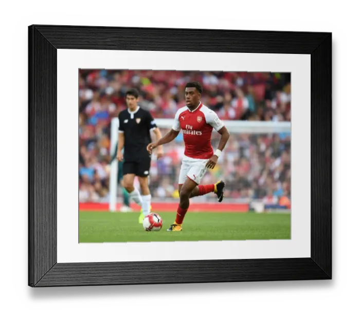 Framed Print : Alex Iwobi in Action: Arsenal vs Sevilla - Emirates Cup 2017-18
