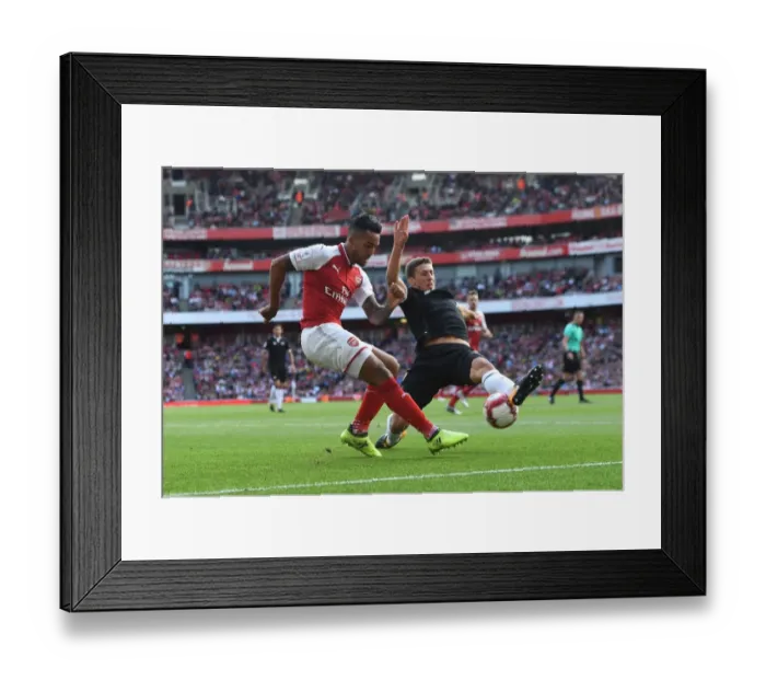 Framed Print : Theo Walcott vs. Sebastien Corchia: Arsenal vs. Sevilla - Emirates Cup 2017-18 Framed Print : Theo Walcott vs. Sebastien Corchia: Arsenal vs. Sevilla - Emirates Cup 2017-18