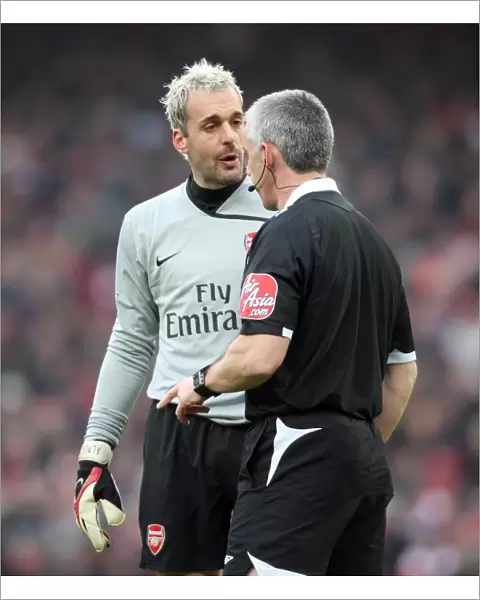 Manuel Almunia (Arsenal) talks to Referee Chris Foy