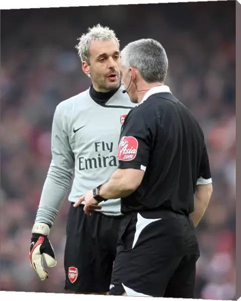 Manuel Almunia (Arsenal) talks to Referee Chris Foy