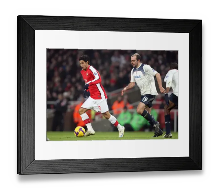 Framed Print : Carlos Vela (Arsenal) Gavin McCann (Bolton) Framed Print : Carlos Vela (Arsenal) Gavin McCann (Bolton)