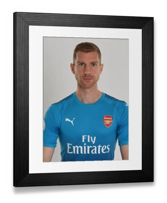 Framed Print : Per Mertesacker at Arsenal 2017-18 Team Photocall