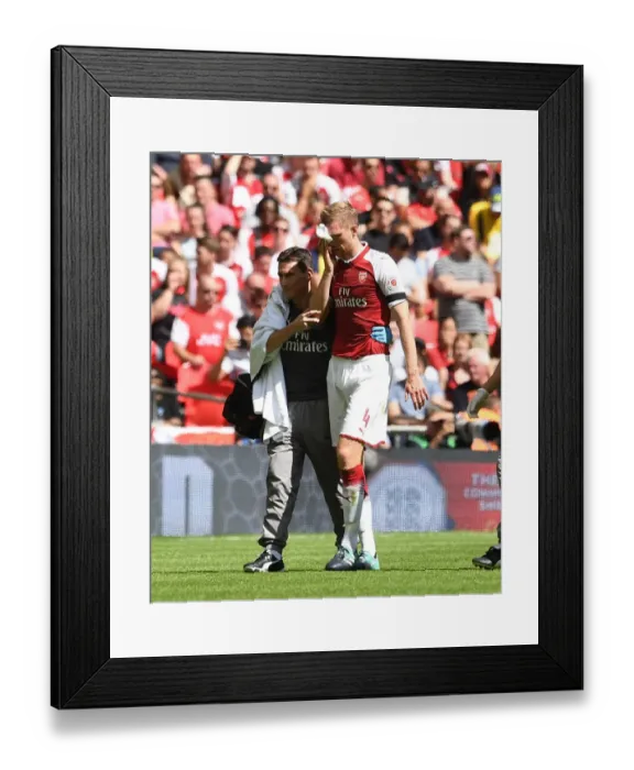 Framed Print : Per Mertesacker's Injury: Arsenal vs. Chelsea - FA Community Shield 2017 Framed Print : Per Mertesacker's Injury: Arsenal vs. Chelsea - FA Community Shield 2017