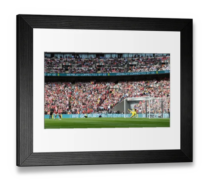 Framed Print : Nacho Monreal Scores the Winning Penalty: Arsenal Clinch FA Community Shield against Chelsea