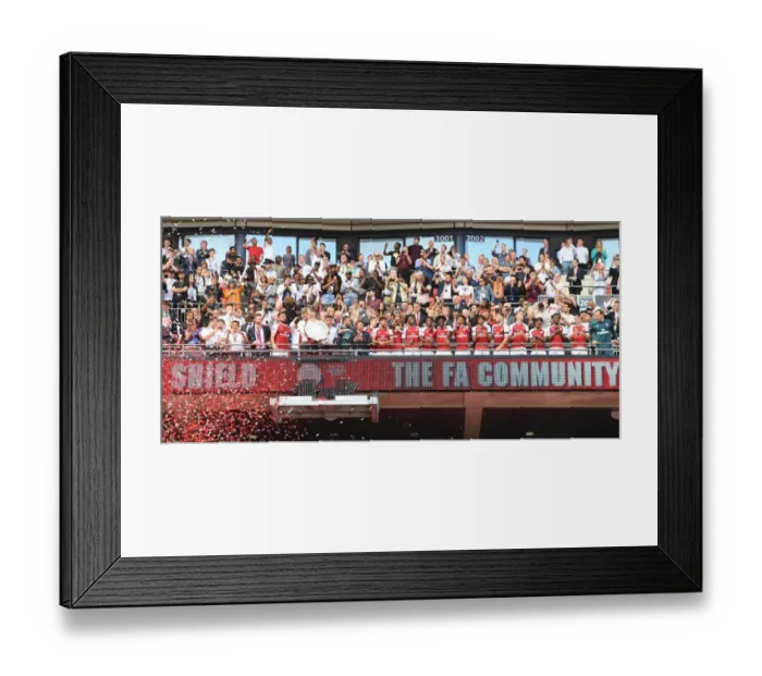 Framed Print : The Arsenal team lift the Community Sheild Framed Print : The Arsenal team lift the Community Sheild