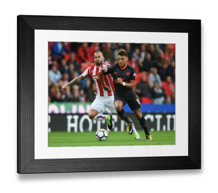 Framed Print : Alex Oxlade-Chamberlain Outmaneuvers Jese: Stoke City vs Arsenal, Premier League 2017-18