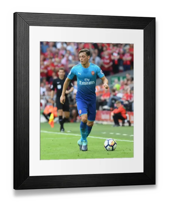 Framed Print : Mesut Ozil: In Action for Arsenal Against Liverpool (2017-18) Framed Print : Mesut Ozil: In Action for Arsenal Against Liverpool (2017-18)