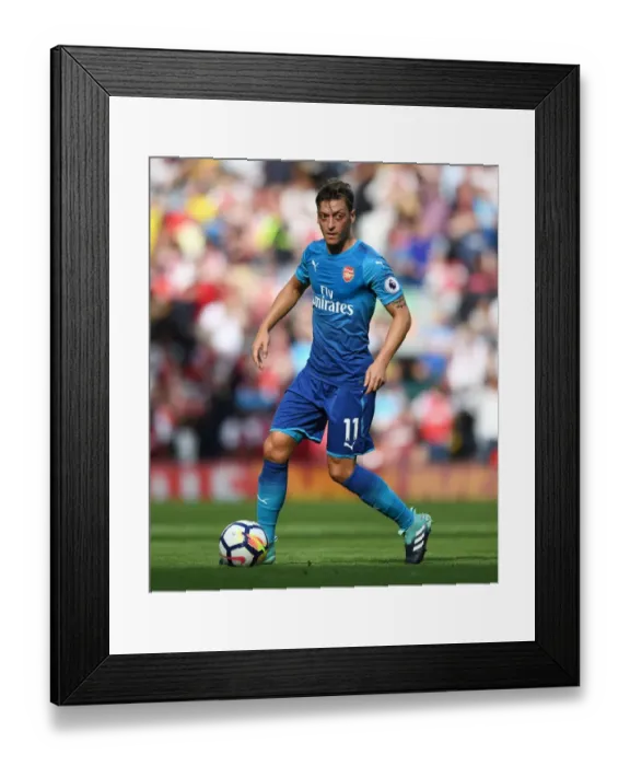 Framed Print : Mesut Ozil in Action: Arsenal vs. Liverpool (2017-18) Framed Print : Mesut Ozil in Action: Arsenal vs. Liverpool (2017-18)