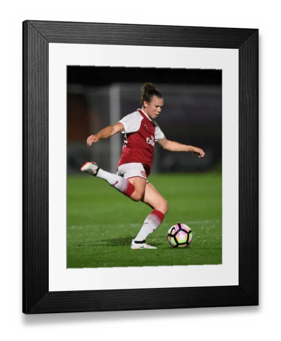 Framed Print : Arsenal's Jessica Samuelsson in Action: Arsenal Women vs. Everton Women Pre-Season Match