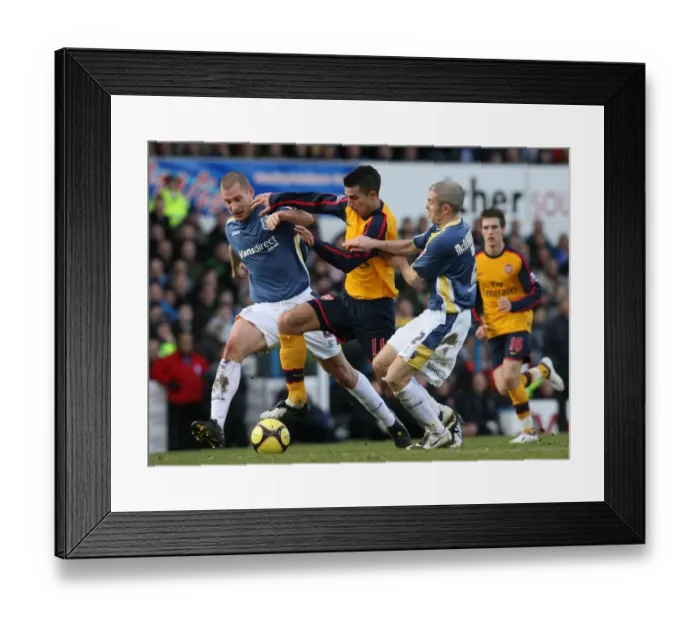 Framed Print : Robin van Persie (Arsenal) Kevin McNaughton & Gabor Gyepes (Cardiff) Framed Print : Robin van Persie (Arsenal) Kevin McNaughton & Gabor Gyepes (Cardiff)