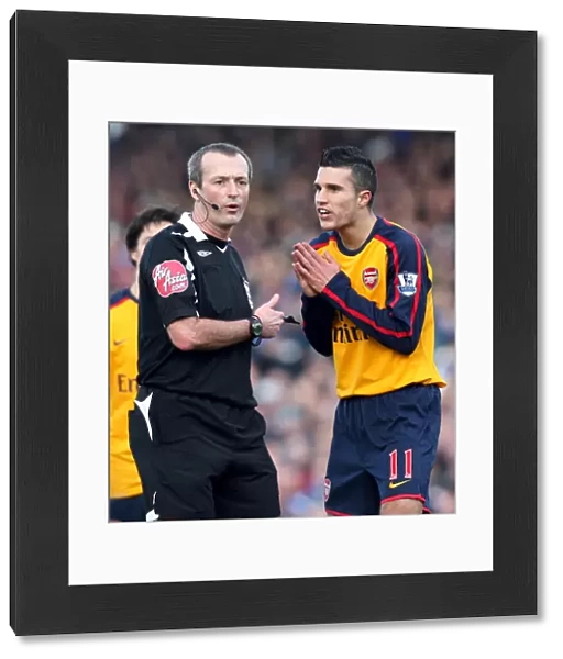 Robin van Persie (Arsenal) chats to referee Martin Atkinson
