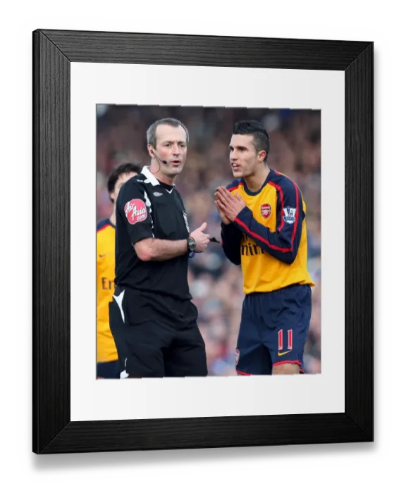Framed Print : Robin van Persie (Arsenal) chats to referee Martin Atkinson Framed Print : Robin van Persie (Arsenal) chats to referee Martin Atkinson