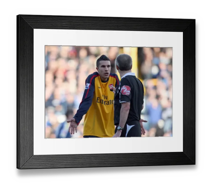 Framed Print : Robin van Persie (Arsenal) and Referee Martin Atkinson Framed Print : Robin van Persie (Arsenal) and Referee Martin Atkinson