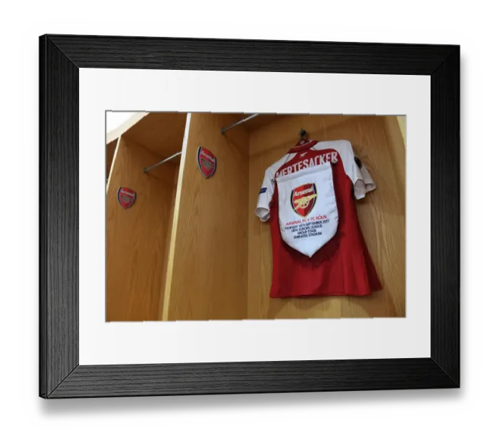 Framed Print : Per Mertesacker's Arsenal Shirt and Pennant in Arsenal Dressing Room (Arsenal v FC Köln, 2017-18) Framed Print : Per Mertesacker's Arsenal Shirt and Pennant in Arsenal Dressing Room (Arsenal v FC Köln, 2017-18)