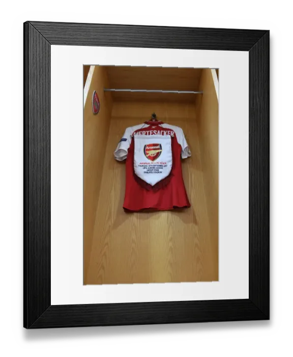 Framed Print : Arsenal's Per Mertesacker: Shirt and Pennant in the Changing Room before Arsenal v FC Köln (2017-18) Framed Print : Arsenal's Per Mertesacker: Shirt and Pennant in the Changing Room before Arsenal v FC Köln (2017-18)