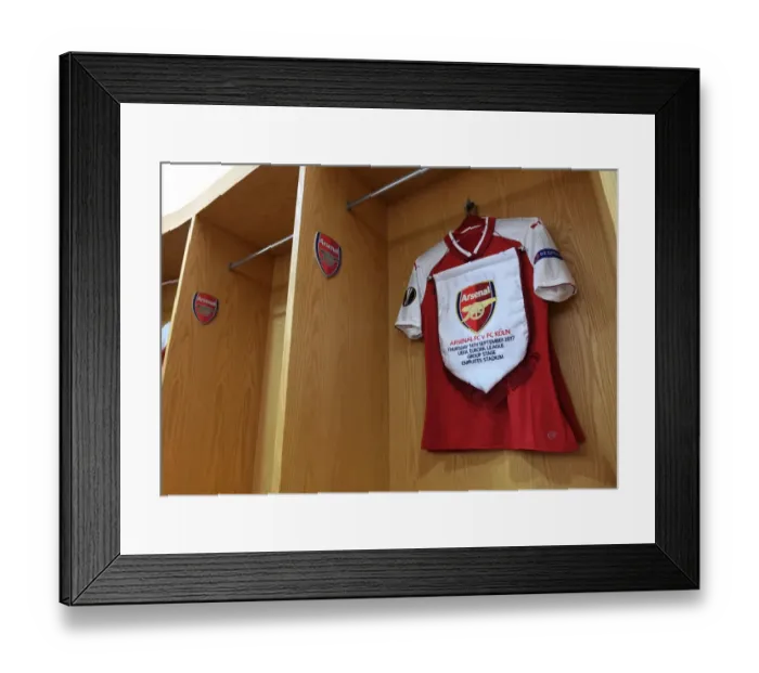 Framed Print : Arsenal FC: Pre-Match Preparation - Arsenal Shirt and Pennant (vs. 1. FC Köln, Europa League 2017-18) Framed Print : Arsenal FC: Pre-Match Preparation - Arsenal Shirt and Pennant (vs. 1. FC Köln, Europa League 2017-18)