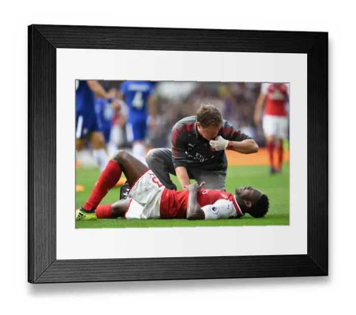 Framed Print : Danny Welbeck Receives Treatment from Arsenal Physio Amid Chelsea Clash (2017-18) Framed Print : Danny Welbeck Receives Treatment from Arsenal Physio Amid Chelsea Clash (2017-18)