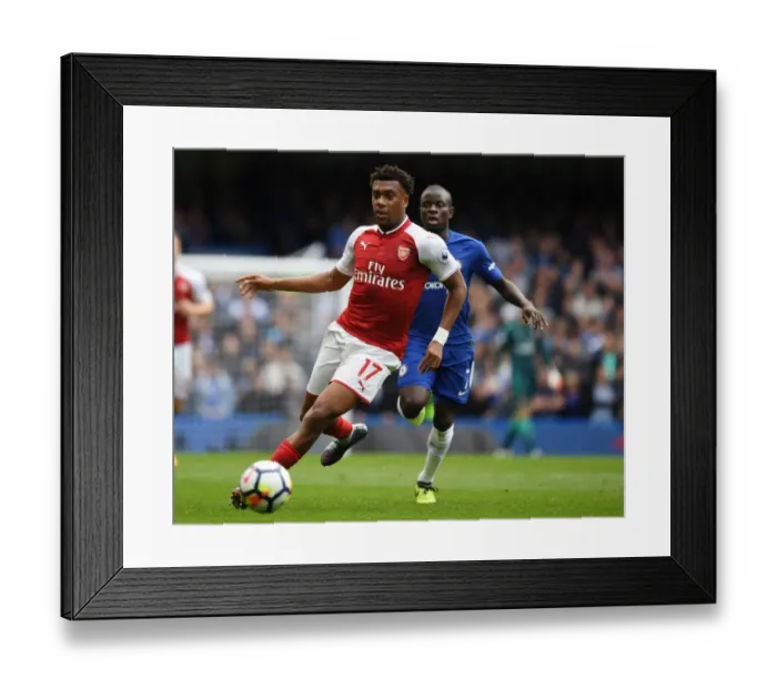 Framed Print : Alex Iwobi in Action: Chelsea vs Arsenal Premier League Clash (2017-18) Framed Print : Alex Iwobi in Action: Chelsea vs Arsenal Premier League Clash (2017-18)