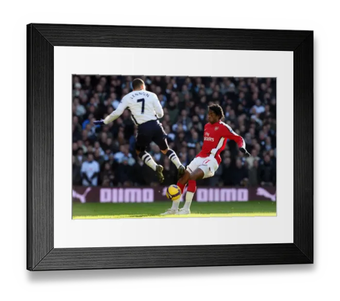 Framed Print : Alex Song (Arsenal) Aaron Lennon (Tottenham) Framed Print : Alex Song (Arsenal) Aaron Lennon (Tottenham)
