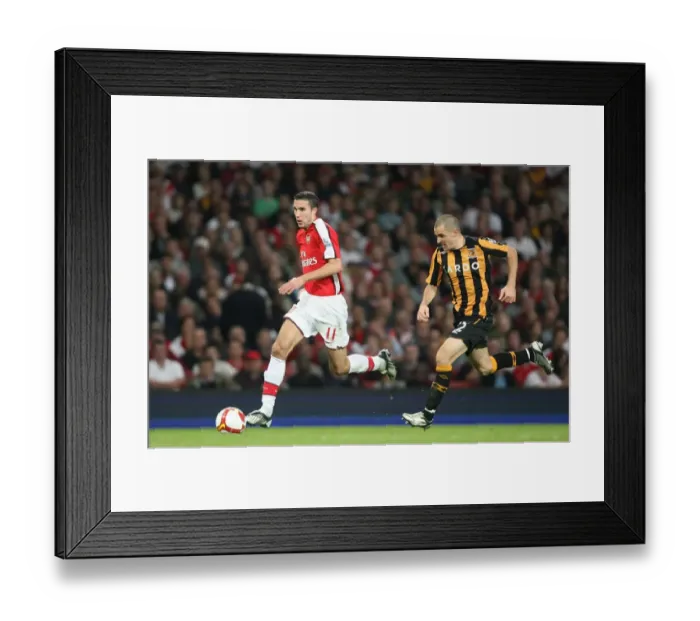 Framed Print : Robin van Persie (Arsenal) Dean Marney (Hull)