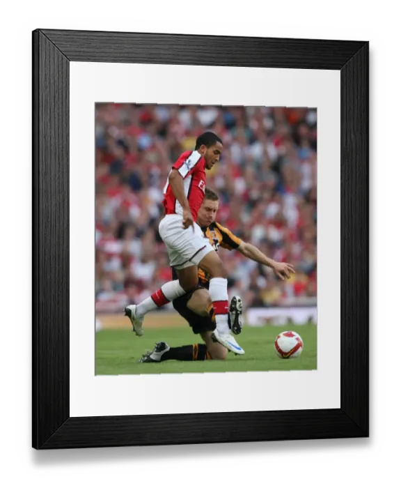 Framed Print : Theo Walcott (Arsenal) Andy Dawson (Hull) Framed Print : Theo Walcott (Arsenal) Andy Dawson (Hull)