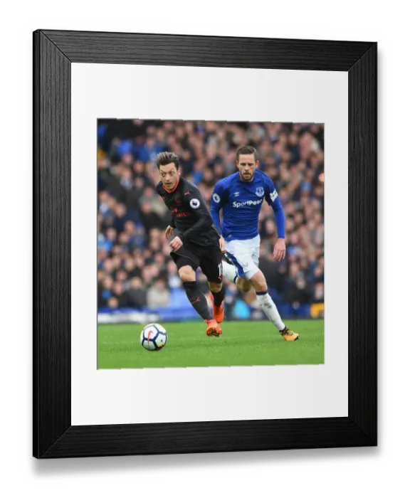 Framed Print : Mesut Ozil vs. Gylfi Sigurdsson: Battle at Goodison Park, Everton vs. Arsenal, Premier League 2017-18 Framed Print : Mesut Ozil vs. Gylfi Sigurdsson: Battle at Goodison Park, Everton vs. Arsenal, Premier League 2017-18
