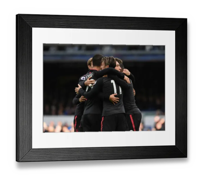 Framed Print : Lacazette and Ozil in Glory: Celebrating Arsenal's Goals at Goodison Park, 2017-18