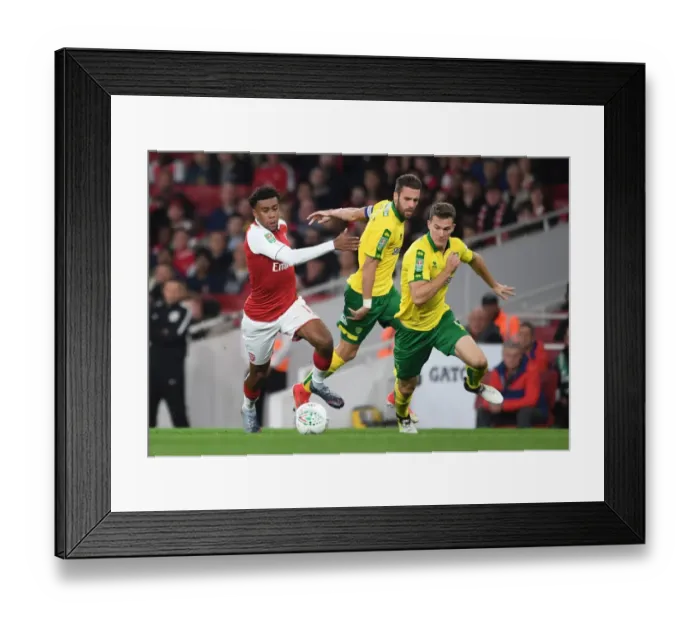 Framed Print : Arsenal's Alex Iwobi Faces Off Against Norwich's Pinto and Zimmermann in Carabao Cup Clash