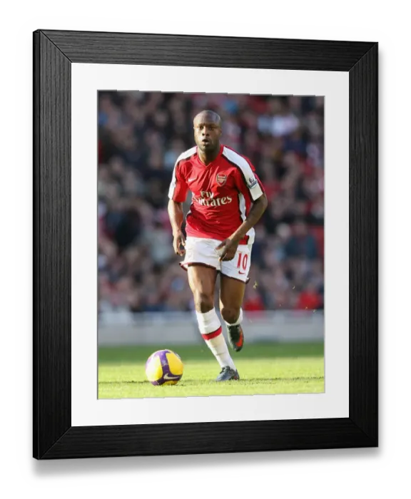 Framed Print : William Gallas: Arsenal's Unyielding Defender in the 0-0 Stalemate Against Sunderland, 2009