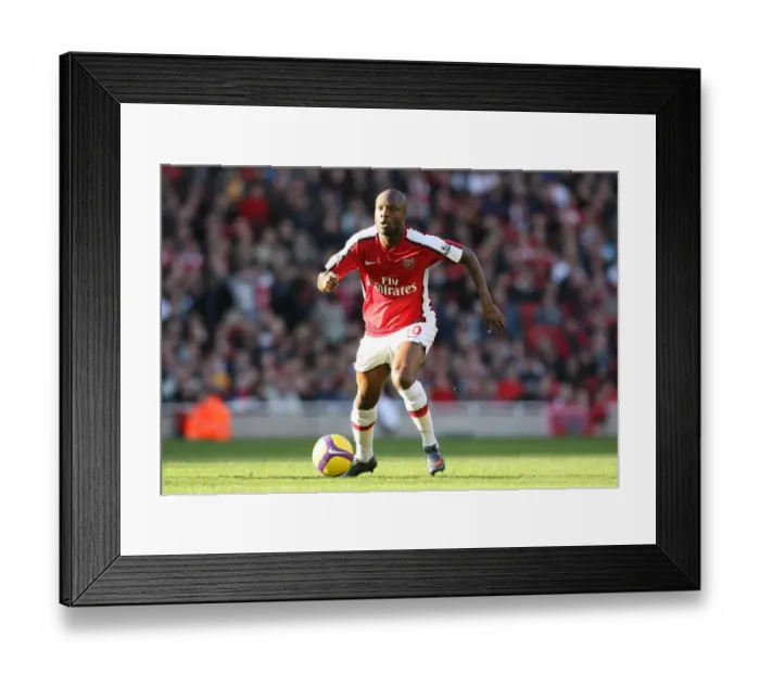 Framed Print : Arsenal's Unyielding Defender: William Gallas in the 0-0 Battle Against Sunderland, 2009