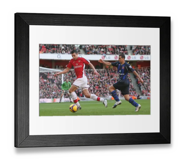 Framed Print : Robin van Persie (Arsenal) Tal Ben Haim (Sunderland) Framed Print : Robin van Persie (Arsenal) Tal Ben Haim (Sunderland)