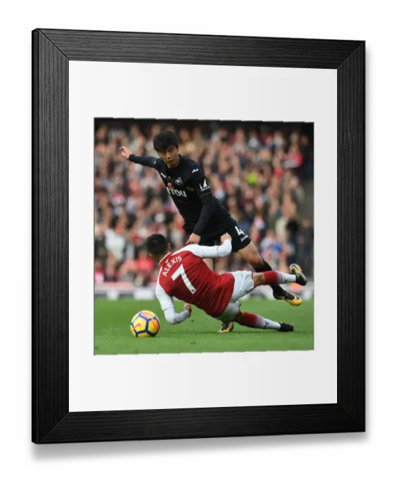 Framed Print : Clash at the Emirates: Sanchez vs. Ki Sung-Yeung, Arsenal vs. Swansea City, Premier League