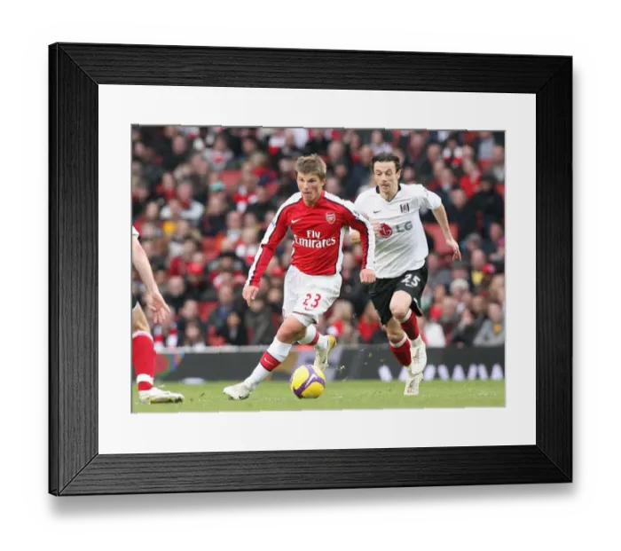 Framed Print : Andrej Arshavin (Arsenal) Simon Davies (Fulham)
