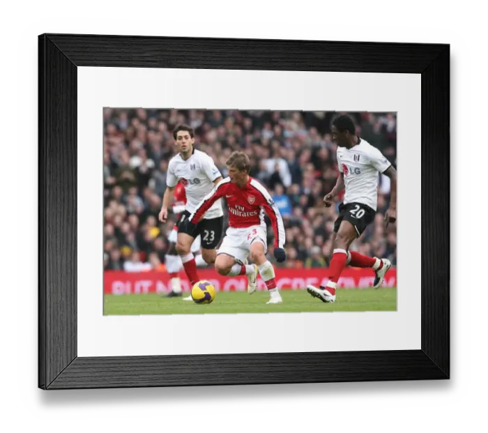 Framed Print : Andrej Arshavin (Arsenal) Dickson & Clint Dempsey (Fulham) Framed Print : Andrej Arshavin (Arsenal) Dickson & Clint Dempsey (Fulham)