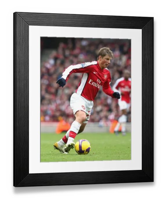 Framed Print : Arshavin's Impact: A Forceful Performance in Arsenal's 0-0 Stalemate Against Fulham (February 28, 2009)