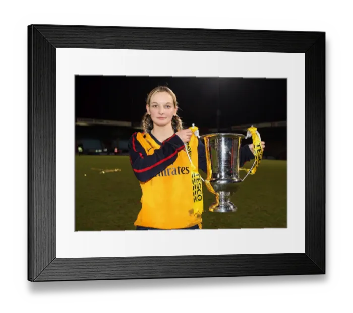Framed Print : Suzanne Grant (Arsenal) with the League Cup Trophy Framed Print : Suzanne Grant (Arsenal) with the League Cup Trophy