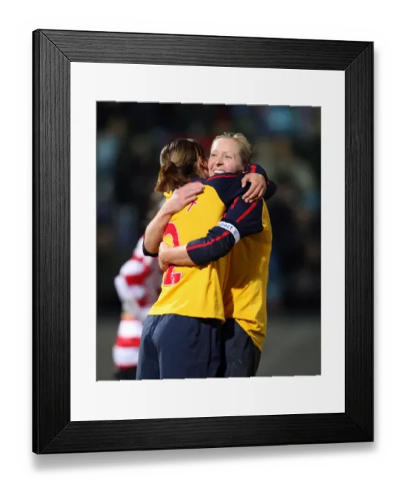 Framed Print : Alex Scott and Jayne Ludlow: Celebrating Arsenal's 4th Goal in FA Premier League Cup Final (5:0 vs Doncaster Rovers Belles)