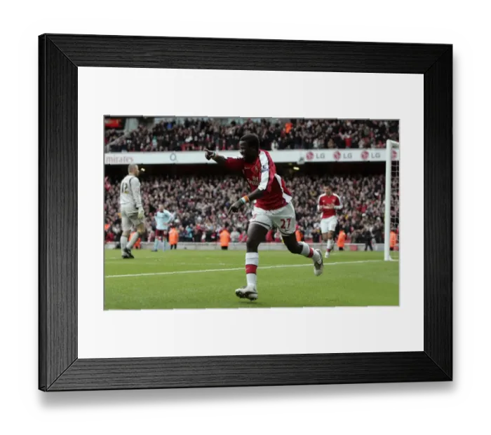 Framed Print : Emmanuel Eboue celebrates scoring Arsenals 3rd goal