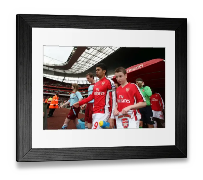 Framed Print : Eduardo (Arsenal) leads the team out Framed Print : Eduardo (Arsenal) leads the team out