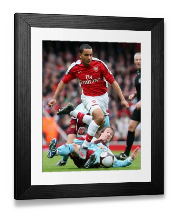 Framed Print : Theo Walcott (Arsenal) Wade Elliott (Burnley) Framed Print : Theo Walcott (Arsenal) Wade Elliott (Burnley)