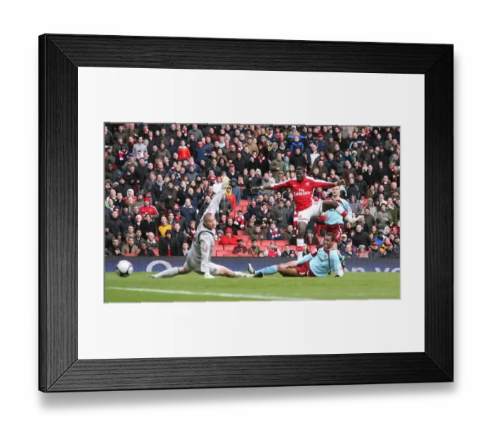 Framed Print : Emmanuel Eboue shoots past Burnley goalkeeper Brian Framed Print : Emmanuel Eboue shoots past Burnley goalkeeper Brian
