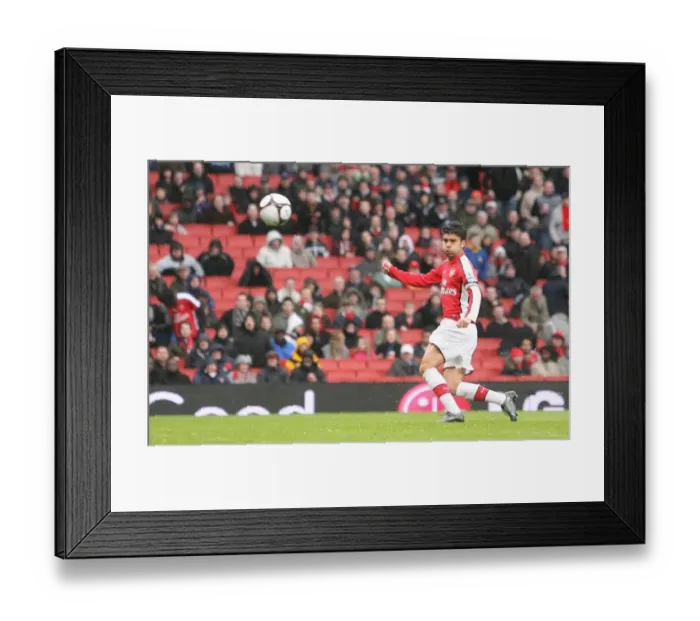 Framed Print : Eduardo shoots past Burnley goalkeeper Brian Jensen Framed Print : Eduardo shoots past Burnley goalkeeper Brian Jensen
