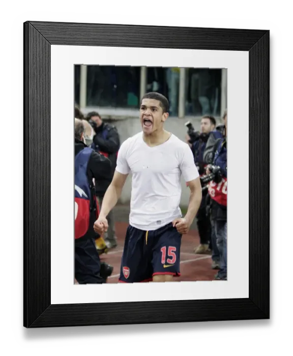 Framed Print : Denilson (Arsenal) celebrates winning the penalty shoot out