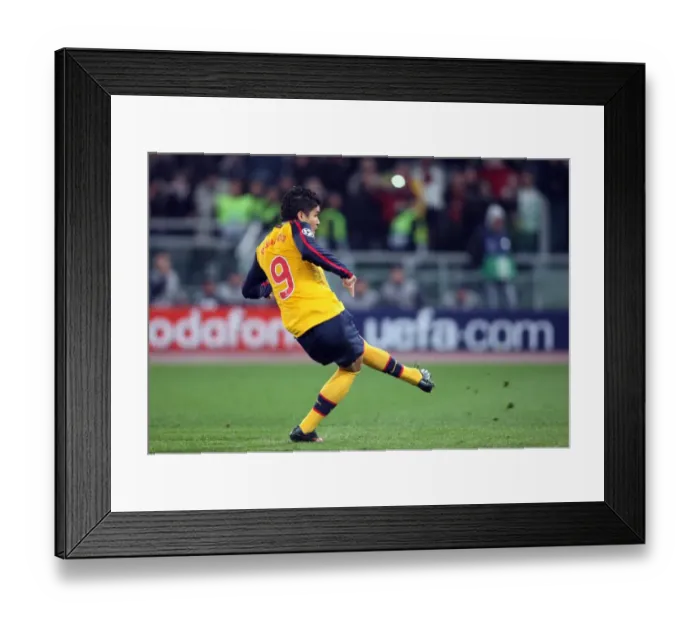 Framed Print : Edurado misses for Arsenal from the penalty spot during the shoot out Framed Print : Edurado misses for Arsenal from the penalty spot during the shoot out