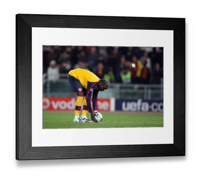 Framed Print : Bacary Sagna (Arsenal) puts the ball down for his penalty Framed Print : Bacary Sagna (Arsenal) puts the ball down for his penalty