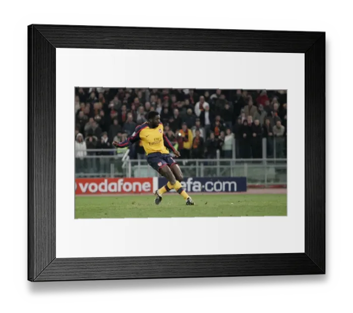 Framed Print : Kolo Toure scores for Arsenal from the penalty spot
