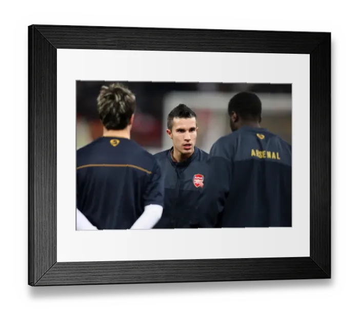 Framed Print : Robin van Persie (Arsenal) talks to the players before the match Framed Print : Robin van Persie (Arsenal) talks to the players before the match