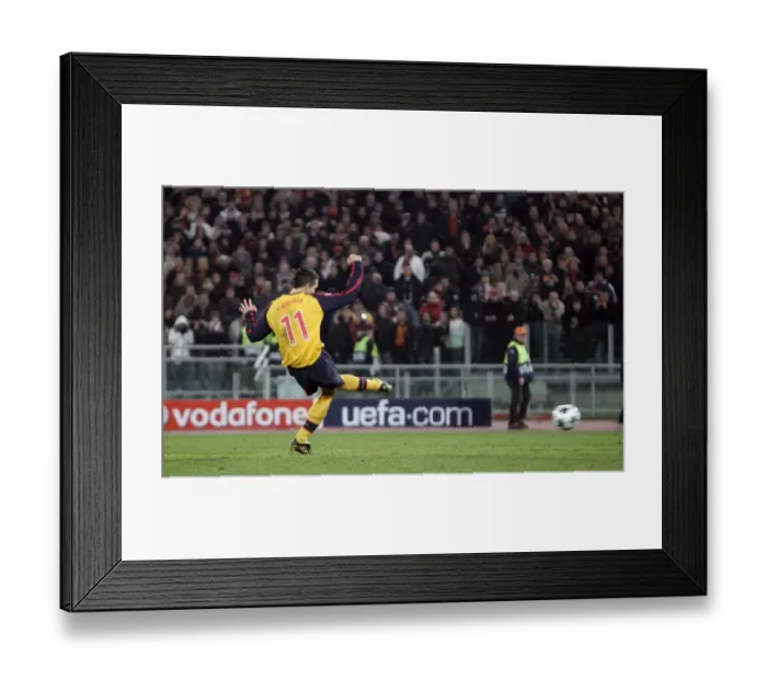 Framed Print : Robin van Persie scores for Arsenal from the penalty Framed Print : Robin van Persie scores for Arsenal from the penalty