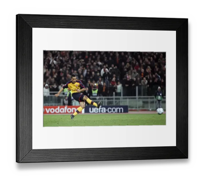 Framed Print : Theo Walcott scores for Arsenal from the penalty spot