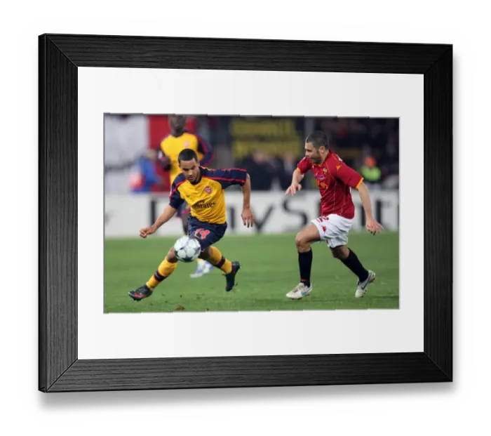 Framed Print : Theo Walcott (Arsenal) Max Tonetto (Roma) Framed Print : Theo Walcott (Arsenal) Max Tonetto (Roma)